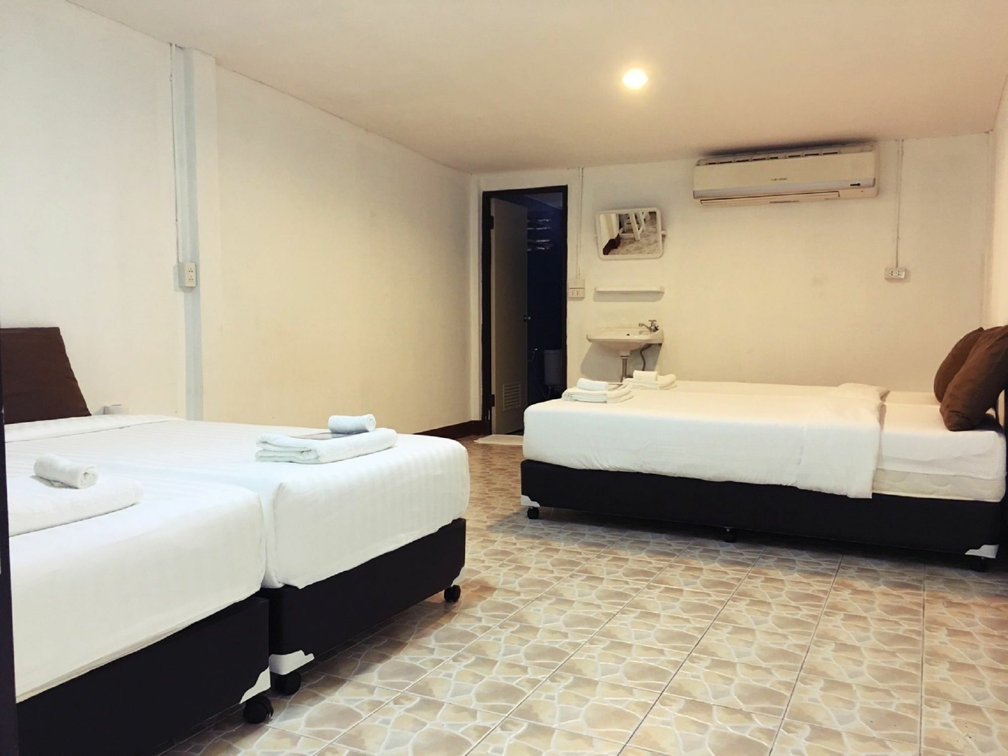 Hotel Tommy Huts Chiang Mai Exterior foto